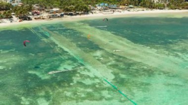 Bulabog sahilindeki uçurtmacılar, Boracay Adası, Filipinler