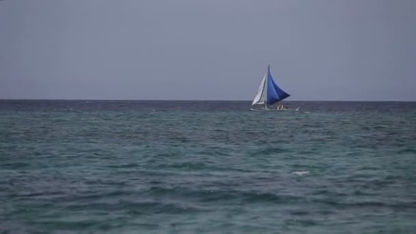 Barca a vela galleggia in mare — Video Stock