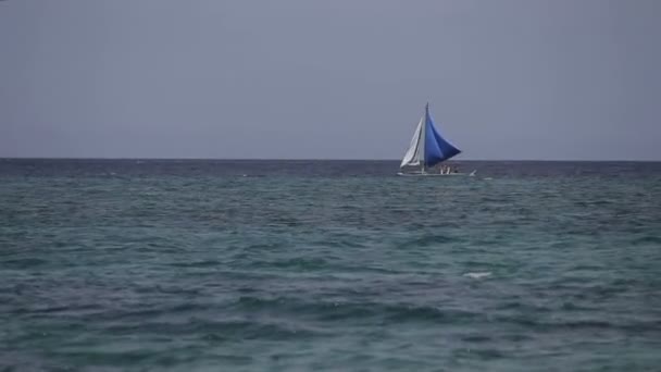 Veleiro flutua no mar — Vídeo de Stock