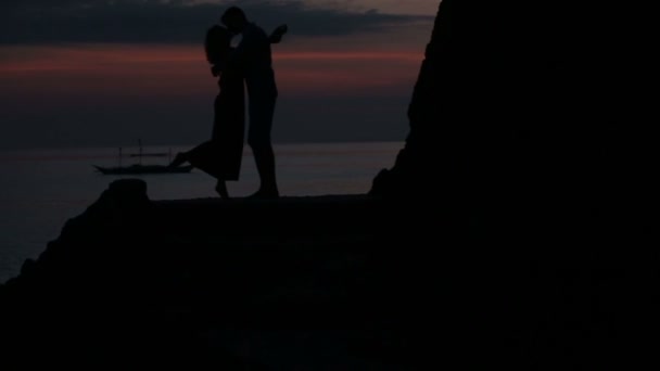 Пара, стоящая на скалах — стоковое видео