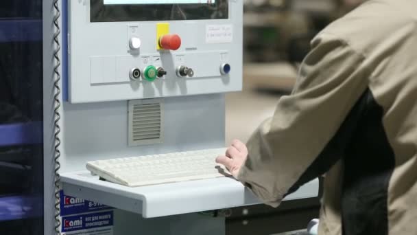 Trabajador operando una máquina con panel de control — Vídeos de Stock