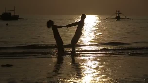 Amoureux au coucher du soleil — Video