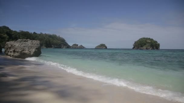 Tropisk strand med blått hav – stockvideo