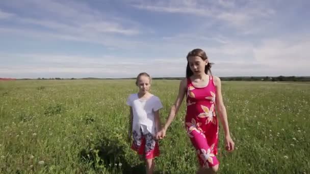 Mladé dívky chůze, držení rukou — Stock video