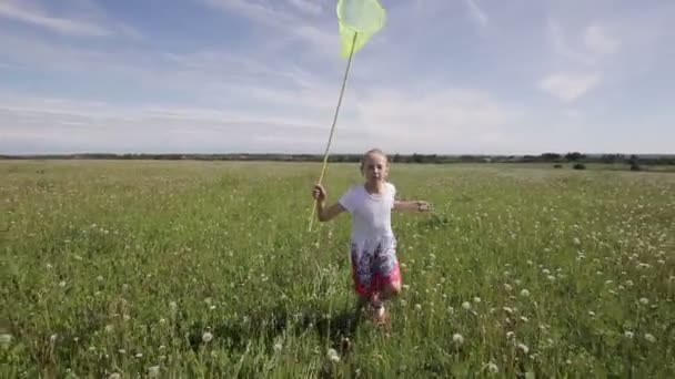 Chica joven corriendo con red de mariposa — Vídeo de stock