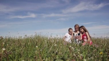 Kadın ve kızı tablet bilgisayar alanı kullanma