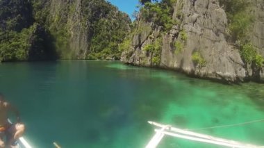 Tekne yüzen denizde yelken