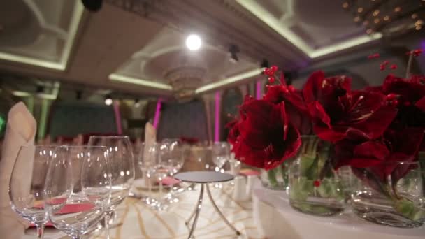 Τραπέζι διακοσμημένο με λουλούδια — Αρχείο Βίντεο