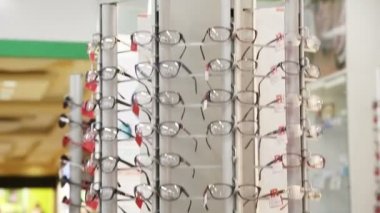 Modern, güzel, renkli gözlük ile raf