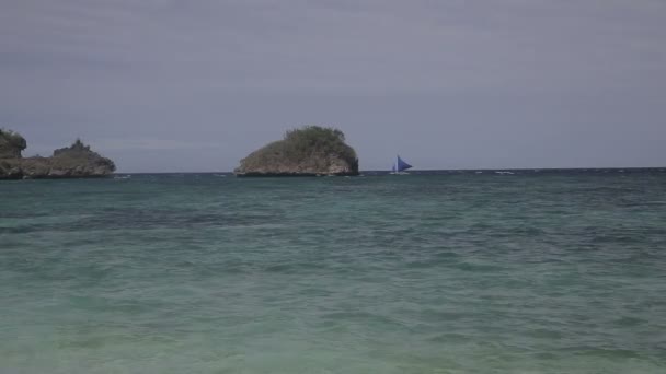 Segelboot schwimmt auf See — Stockvideo