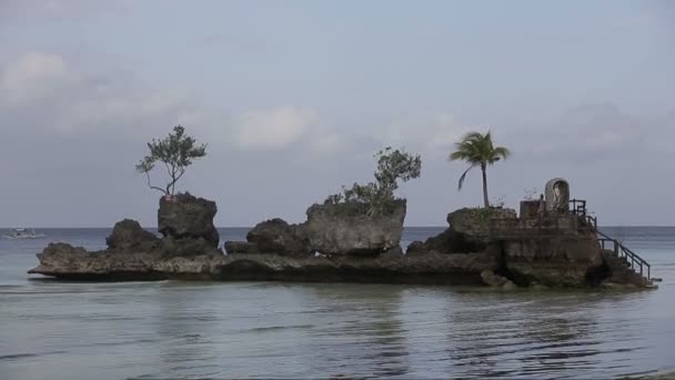 Willys roca en la playa de Boracay — Vídeos de Stock