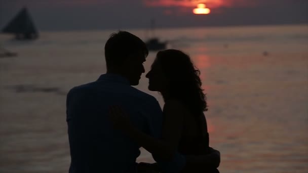 Amantes ao pôr do sol — Vídeo de Stock