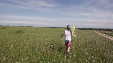 Kelebek ağı ile çalışan genç kız