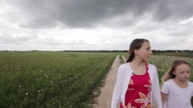 Genç kız onların elele yürümek