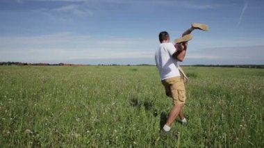 Babası kızını alan ile oynarken