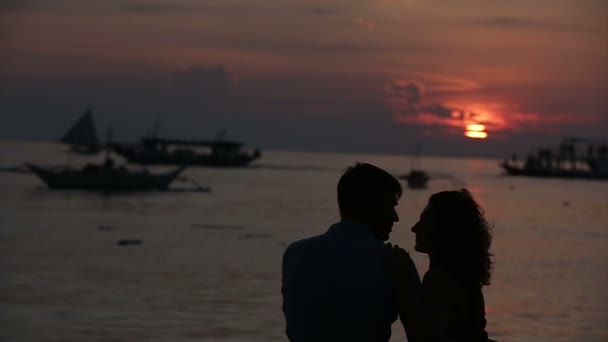 Amantes ao pôr do sol — Vídeo de Stock