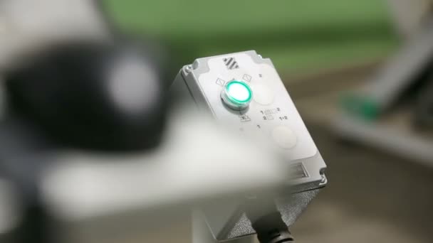 Bouton-poussoir à l'usine 