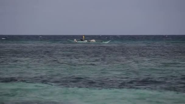 Barco de pesca en el mar — Vídeo de stock