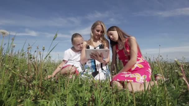 Mulher e filha usando tablet no campo — Vídeo de Stock