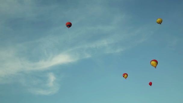 Hete lucht ballonnen in de blauwe lucht aerostats — Stockvideo