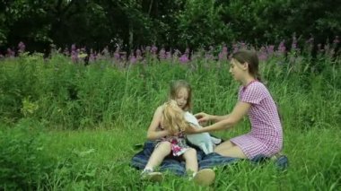 Kızlar bebek çimenlerin üzerinde oynamak