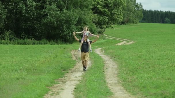 Vader lopen weg dochter zittend op zijn nek — Stockvideo