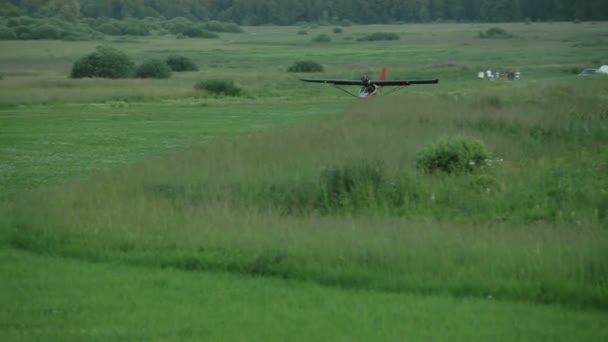 Avión pequeño aterrizaje — Vídeo de stock