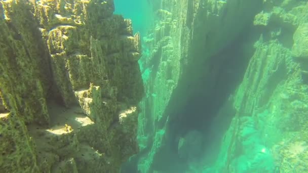 Rocas submarinas en el fondo de los lagos — Vídeos de Stock