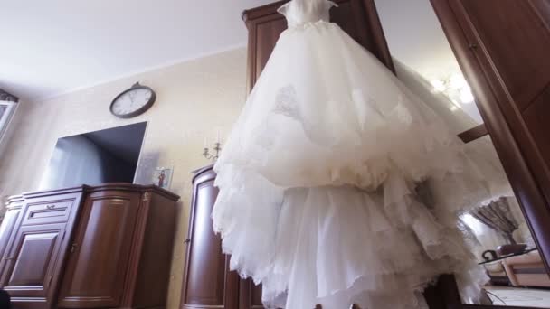 Novia vestido de novia en la habitación — Vídeo de stock