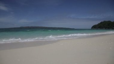 Mavi denizli tropik plaj