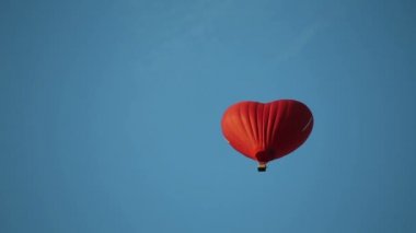 Aerostat kalp mavi gökyüzünde