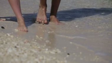 Bacaklar kum plajı üzerinde yürümek