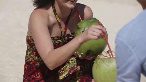 Pareja feliz en la playa con coco — Vídeo de stock
