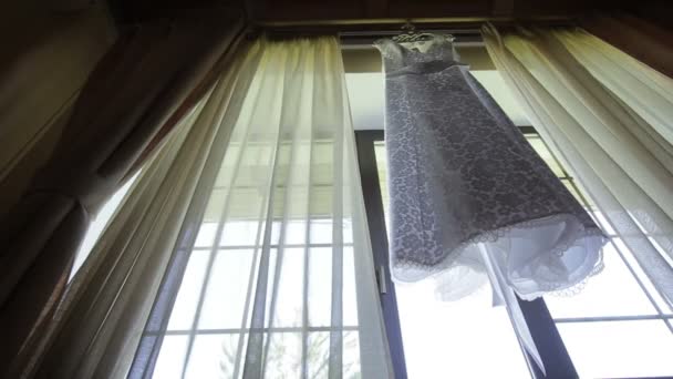 Robe de mariée suspendue dans la fenêtre — Video
