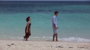 Mutlu çift tropikal plaj