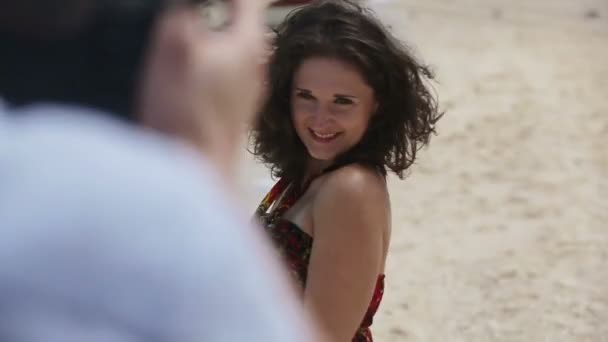 Jeune fille sur la plage tropicale . — Video