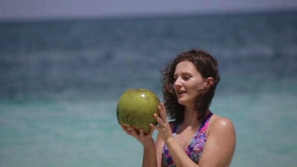 Молодая девушка пьет кокосовый сок — стоковое видео