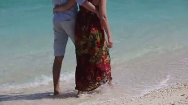 Çift birlikte sahil boyunca yürümek