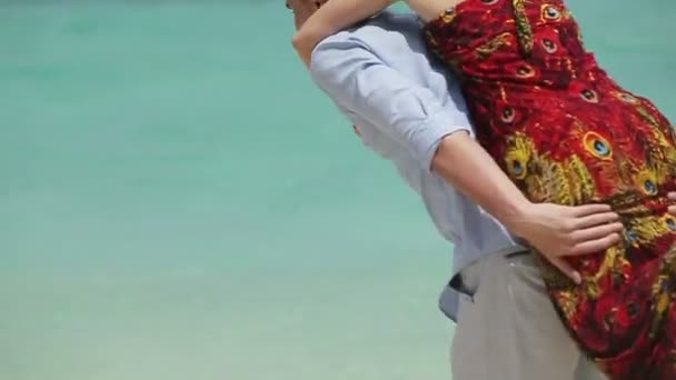 Ευτυχισμένο ζευγάρι σε τροπική παραλία — Αρχείο Βίντεο
