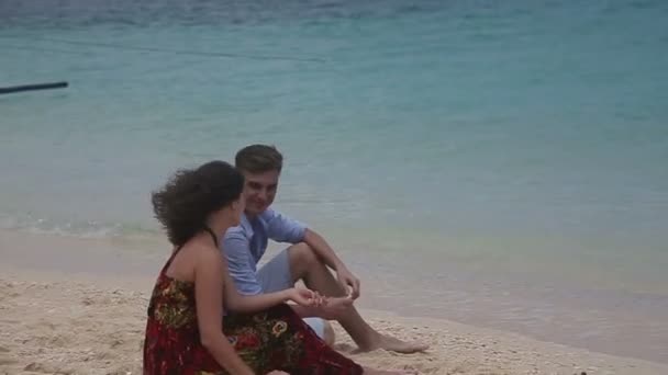 Pareja feliz en la playa tropical — Vídeos de Stock