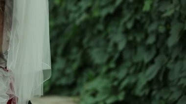 damat gelini kollarında tutar. .