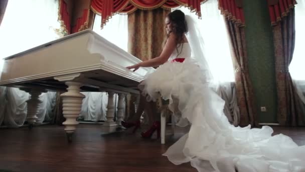 Nevěsta, hraje na klavír interiéru — Stock video