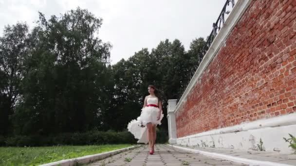 У короткий весільну сукню з букет нареченої. — стокове відео