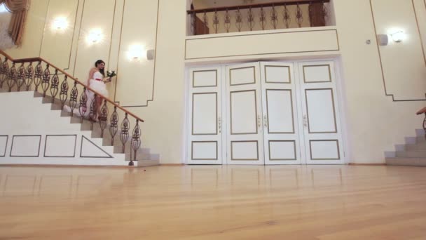 Wedding couple on stairs — Stock Video