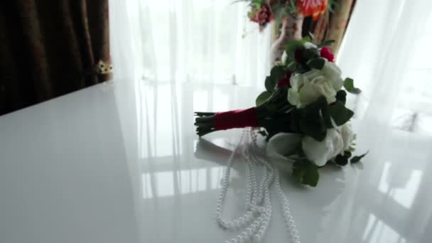 Ramo de bodas en el piano — Vídeo de stock