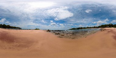 Güzel plajı, palmiye ağaçları ve turkuaz suyu olan tropik bir ada. Sri Lanka, 360 panorama VR.