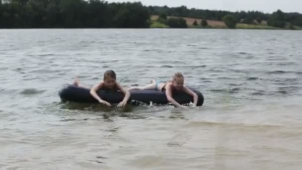 Gelukkige familie heeft een rust op het meer in de zomer. — Stockvideo