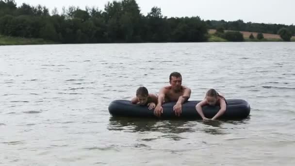 La famiglia felice ha un riposo sul lago nell'estate . — Video Stock