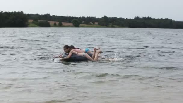 Gelukkige familie heeft een rust op het meer in de zomer. — Stockvideo