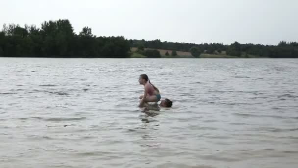 Ojciec z córką trochę zabawy nad jeziorem — Wideo stockowe